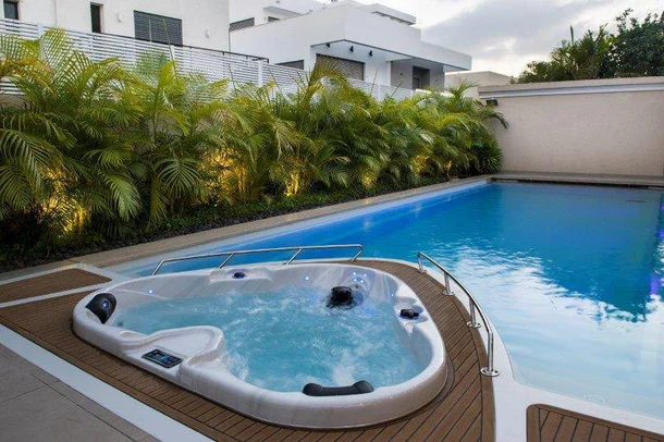 Jacuzzi za 2 osobe-Pogled na jacuzzi (u obliku srca) ugrađenog iznad bazena